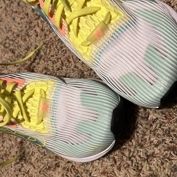 New Balance Fuel Cell Echolucent running shoes women’s 9 - Picture 4 of 6